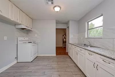 5431 Willow Glen Drive, Houston, TX 77033 - Photo 6