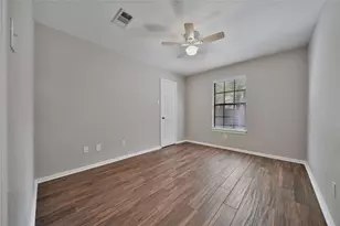 198 N Village Knoll Cir, The Woodlands, TX 77381 - Photo 18