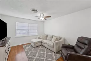 253 Hampton Ln, Beaumont, TX 77707 - Photo 2