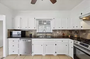 253 Hampton Ln, Beaumont, TX 77707 - Photo 12