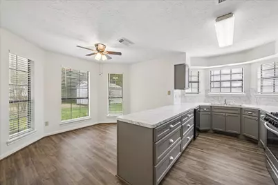 512 Texas Street, Tomball, TX 77375 - Photo 4