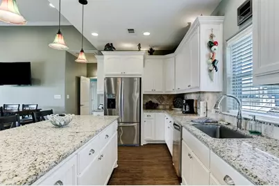 934 S Cove, Crystal Beach, TX 77650 - Photo 14