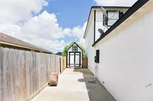 228 Taylor Cir, La Marque, TX 77568 - Photo 4