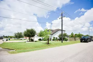 228 Taylor Cir, La Marque, TX 77568 - Photo 2