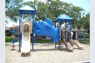 114 W 10th, Nixon, TX 78140 - Photo 4