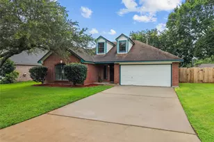 111 Jamestown Ave, Clute, TX 77531 - Photo 2