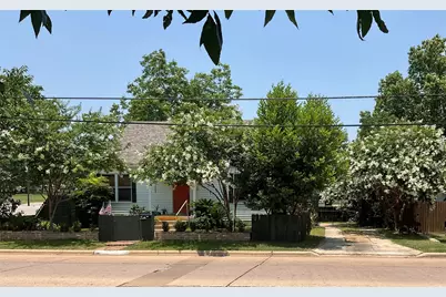 102 W Tom Green Street, Brenham, TX 77833 - Photo 2