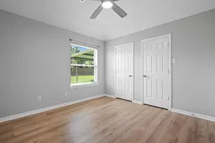 470 W Houston St, Highlands, TX 77562 - Photo 12