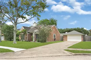 3906 Greenwood Dr, Pearland, TX 77584 - Photo 2