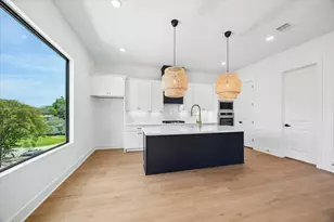 1327 W 22nd St, Houston, TX 77008 - Photo 2