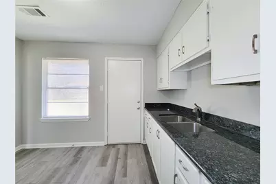 5835 Kenilwood Drive, Houston, TX 77033 - Photo 14