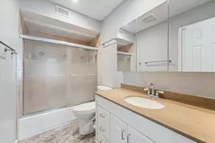 1880 White Oak Dr Dr, Houston, TX 77009 - Photo 10