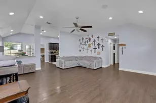 2514 S Mission Cir, Friendswood, TX 77546 - Photo 2