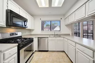 34 Village Knoll Pl, The Woodlands, TX 77381 - Photo 10