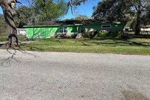 700 Wesley Dr Dr, Clute, TX 77531 - Photo 1