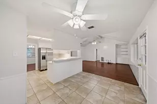 9718 Rathbone Dr, Houston, TX 77031 - Photo 10