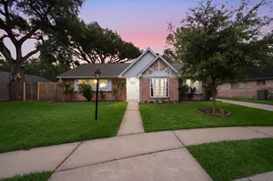 9718 Rathbone Dr, Houston, TX 77031 - Photo 2