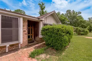 1819 Ave Q, Huntsville, TX 77340 - Photo 2