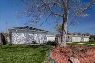 2207 Pilgrims Point Dr, Friendswood, TX 77546 - Photo 2