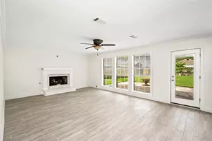 560 Landfall Ln, Conroe, TX 77302 - Photo 14