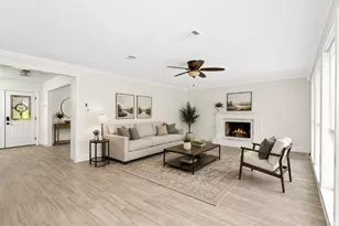 560 Landfall Ln, Conroe, TX 77302 - Photo 2