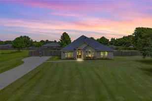 1001 Oak St, Anahuac, TX 77514 - Photo 1