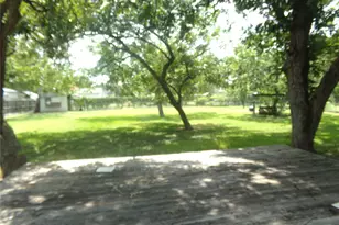 402 N Summit St, Weimar, TX 78962 - Photo 14