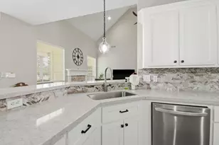 14 Creek Forest Ln, Conroe, TX 77384 - Photo 18