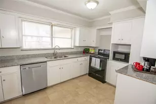 103 E Janisch Rd, Houston, TX 77022 - Photo 2