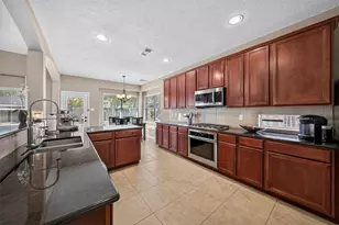 127 N Hawthorne Hollow Cir, The Woodlands, TX 77384 - Photo 16