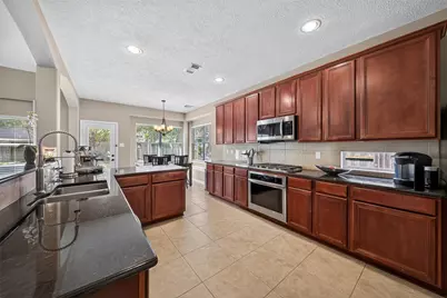 127 N Hawthorne Hollow Circle, The Woodlands, TX 77384 - Photo 16