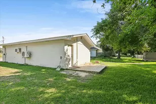 1300 S Kansas Ave, Anahuac, TX 77514 - Photo 22