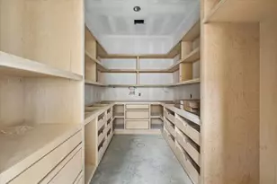 1050 W 42nd St, Houston, TX 77018 - Photo 8