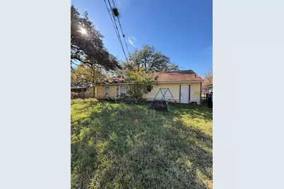 303 Cypress Street, Lake Jackson, TX 77566 - Photo 2