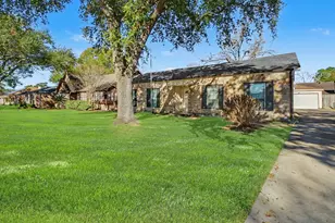 13830 Oakwood Ln, Sugar Land, TX 77498 - Photo 4