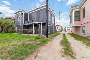 1611 19th St, Galveston, TX 77550 - Photo 32