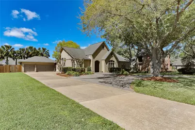 105 Paint Brush Street, Lake Jackson, TX 77566 - Photo 2