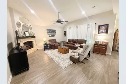 429 Twin Lakes Boulevard W, West Columbia, TX 77486 - Photo 2