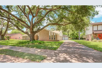 55 Flag Court, Lake Jackson, TX 77566 - Photo 2