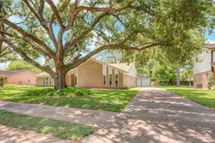 55 Flag Ct, Lake Jackson, TX 77566 - Photo 2