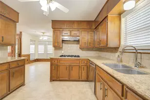 55 Flag Ct, Lake Jackson, TX 77566 - Photo 10