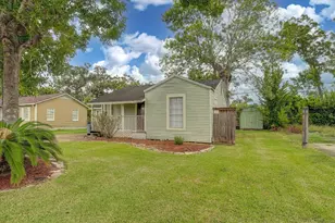 126 Huisache St, Lake Jackson, TX 77566 - Photo 2