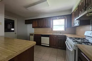 705 N Circle Dr, Baytown, TX 77520 - Photo 6