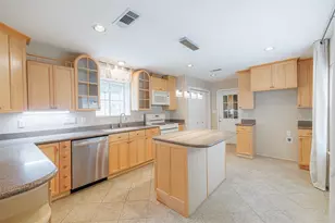 519 E Hillary Cir, Sugar Land, TX 77498 - Photo 6