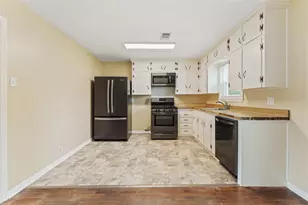 511 Jones Rd, Highlands, TX 77562 - Photo 8