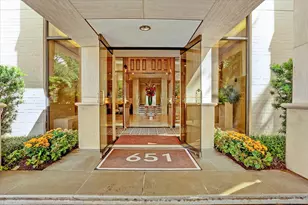651 Bering Dr, Houston, TX 77057 - Photo 2