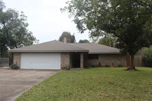 265 Wayne Dr, Clute, TX 77531 - Photo 2