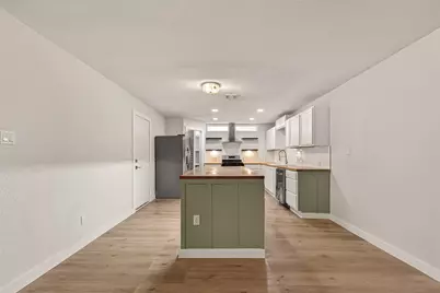 325 Hargett Street, Clute, TX 77531 - Photo 8