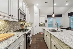 10910 Sarah Bluff Ln, Cypress, TX 77433 - Photo 12