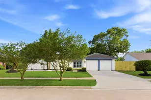 621 W Castle Harbour Dr, Friendswood, TX 77546 - Photo 2